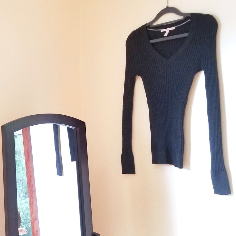 VS Stretch Ribbed V-Neck Long-Sleeved Sweater